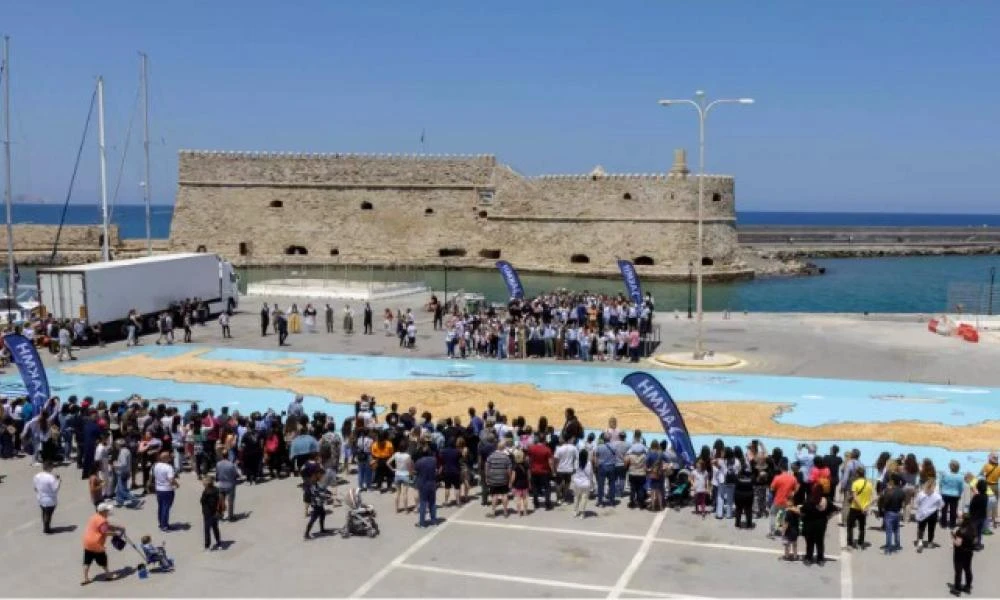 Ηράκλειο: Ρεκόρ Γκίνες για τον χάρτη της Κρήτης με 32.000 καλιτσούνια – Δείτε τις εικόνες στο λιμάνι